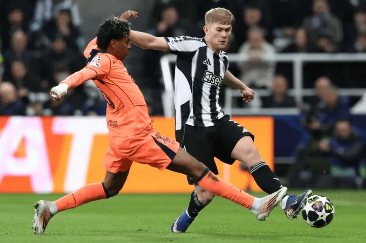 yl23455永利-泰晤士：限制亚马尔发挥，霍尔或任英格兰世界杯左后卫首发